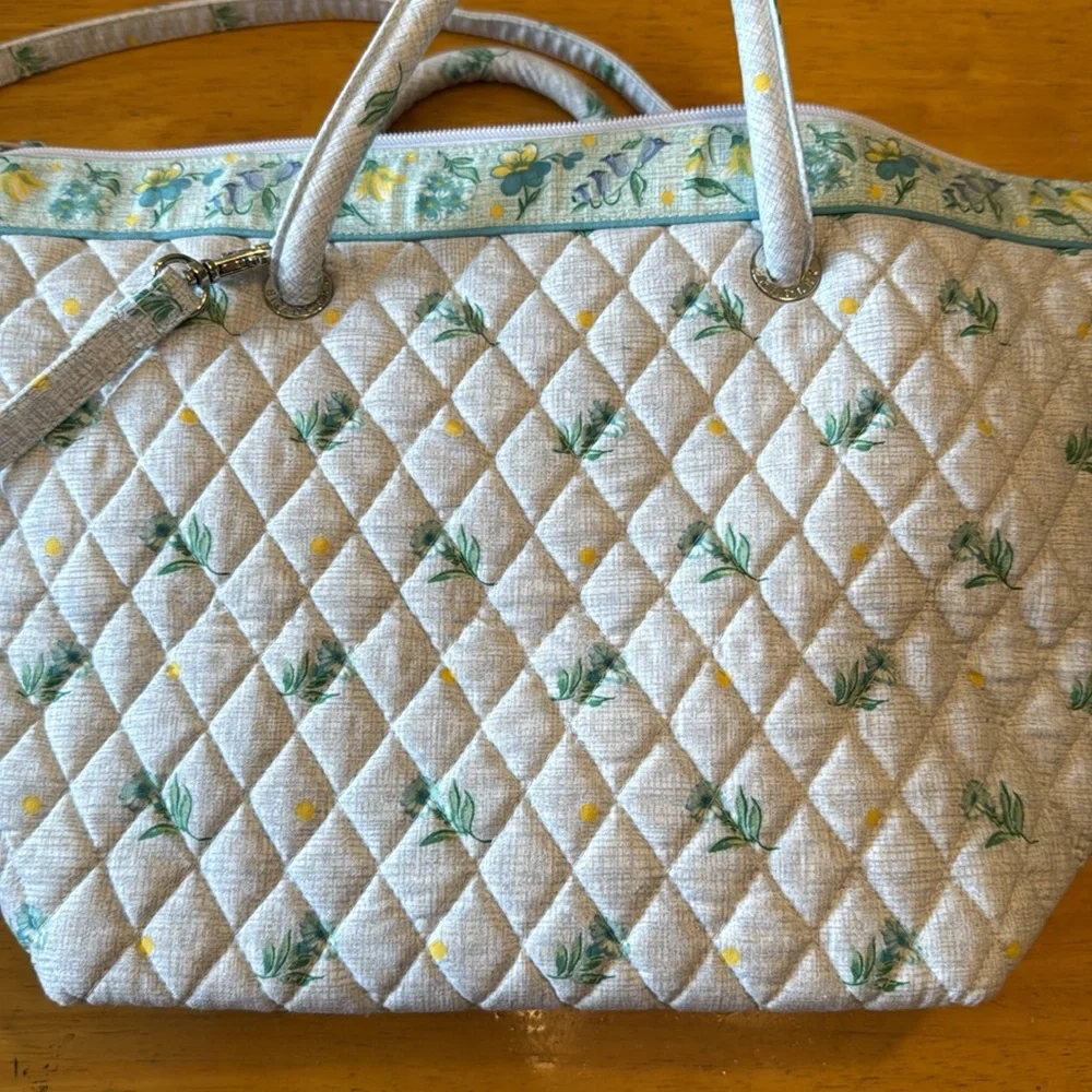 Vintage Vera Bradley. 2 handles, zipper close. 2 pocket inside. Never used - Picture 14 of 16